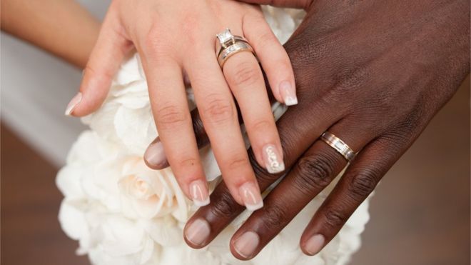 Se negó a celebrar la boda de una pareja interracial en EEUU