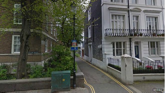 Encuentran a un hombre empalado en una reja en Londres
