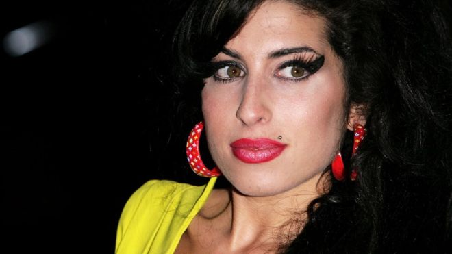 Un concierto del padre de Amy Winehouse marca los cinco años de su muerte