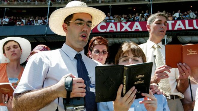 La norma por la que acusan a los Testigos de Jehová de encubrir casos de abusos sexuales