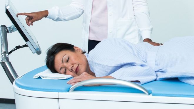 La técnica bajo el agua que ayuda a detectar el cáncer de mama