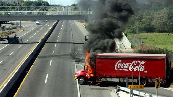 Narcotraficantes queman cuatro camiones de Coca-Cola en sur de México