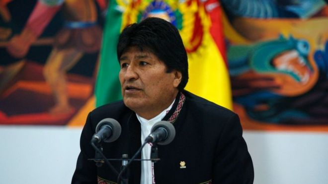 La foto de Evo Morales descansando en el piso