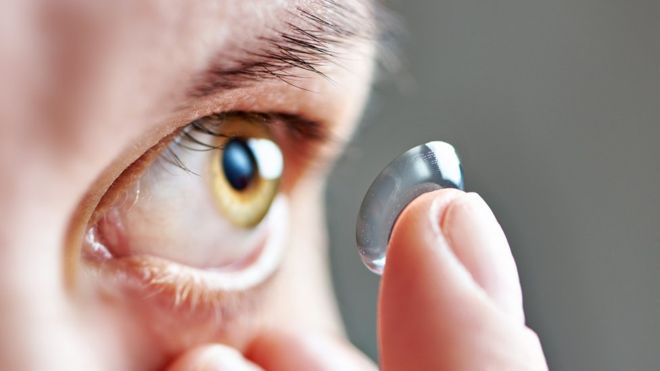 &quot;Pegada como mocos&quot;: la masa de 27 lentes de contacto que hallaron en los ojos de una mujer
