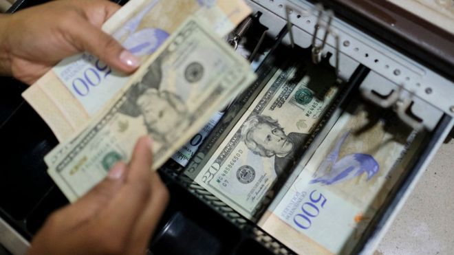 De dónde salen los dólares que circulan en Venezuela