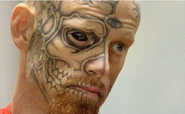 La peligrosa moda de los tatuajes en los ojos