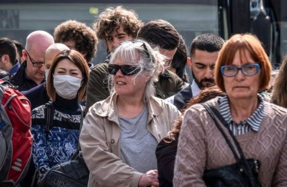 Las personas deben incluir medidas de precaución para evitar la propagación del virus.