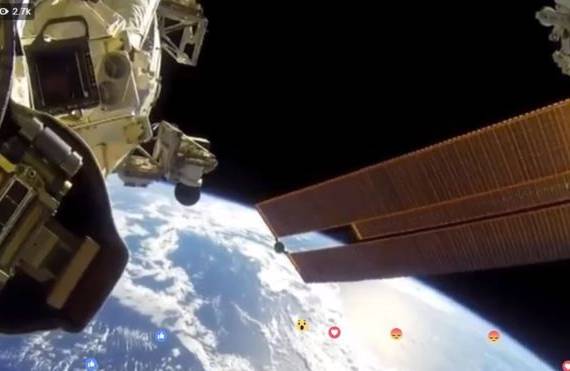 En el video se veían los astronautas fuera de la estación, con la órbita terrestre de fondo.