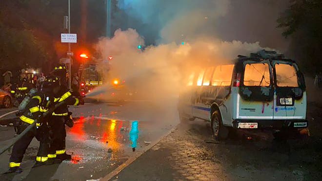 Lanzan bomba molotov en un auto de policía en Nueva York durante protesta