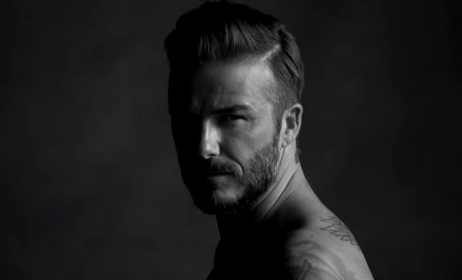 Beckham parodia su propio look en paños menores