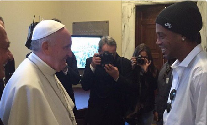Ronaldinho tuvo un encuentro con el papa Francisco