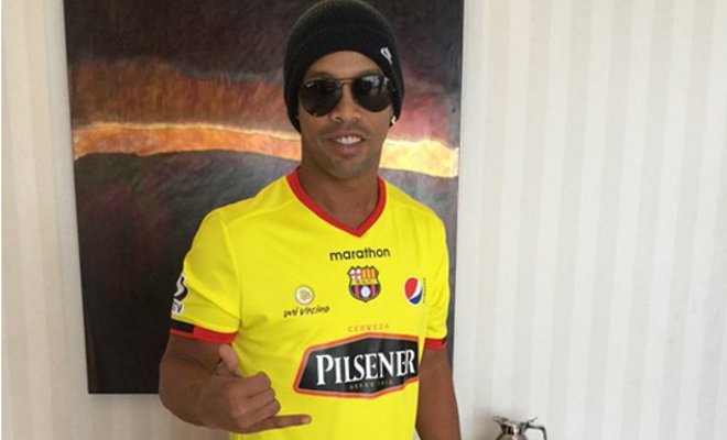 Ronaldinho ya se puso la amarilla de Barcelona