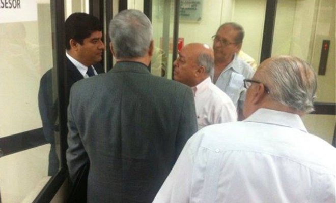 Secretario de la FEF se entrega para investigaciones sobre corrupción