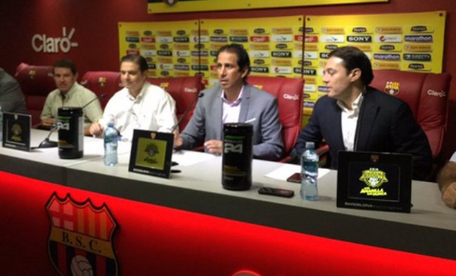 Barcelona confirma a Ronaldinho, rival y costos para la &#039;Noche Amarilla&#039;