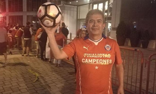 El balón del penal que erró Messi... lo tiene un hincha chileno