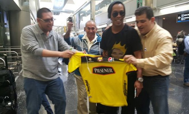 Ronaldinho ya está en vuelo a Guayaquil