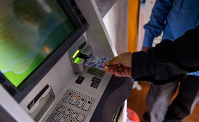 Cómo hacen los hackers para que los cajeros escupan dinero