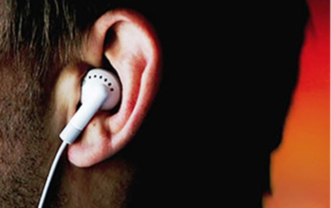 Mal uso de audífonos: más de 1.100 millones de jóvenes en riesgo de perder audición