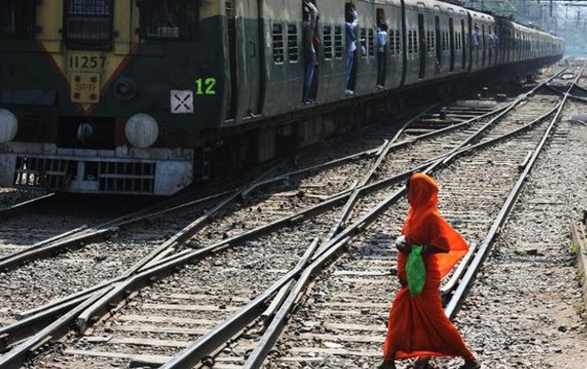 India: Bebé sobrevive tras caer por agujero de inodoro de un tren