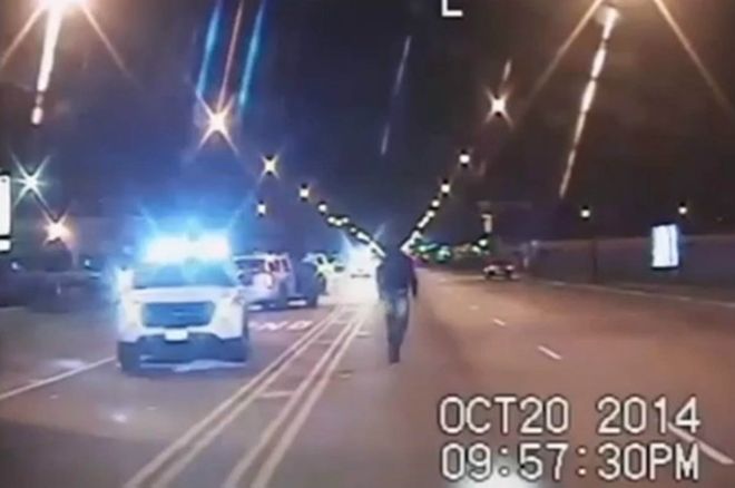Revelan video que muestra a policía disparándole 16 veces a un joven afroamericano