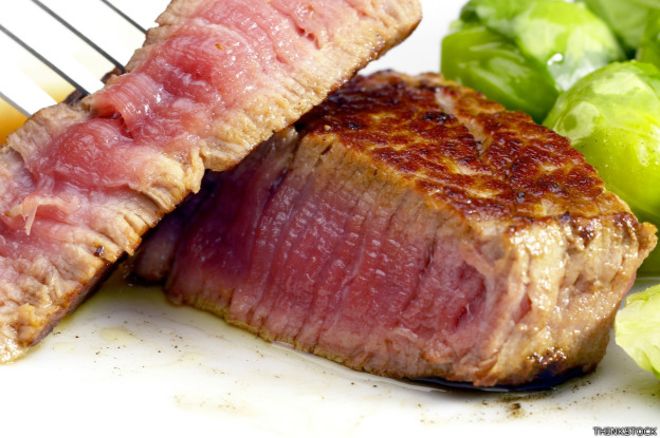 ¿Cuán seguro es comer carne poco cocida?