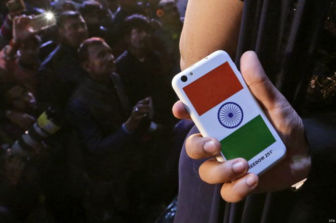 El teléfono inteligente que vale US$3: ¿cómo puede ser tan barato?