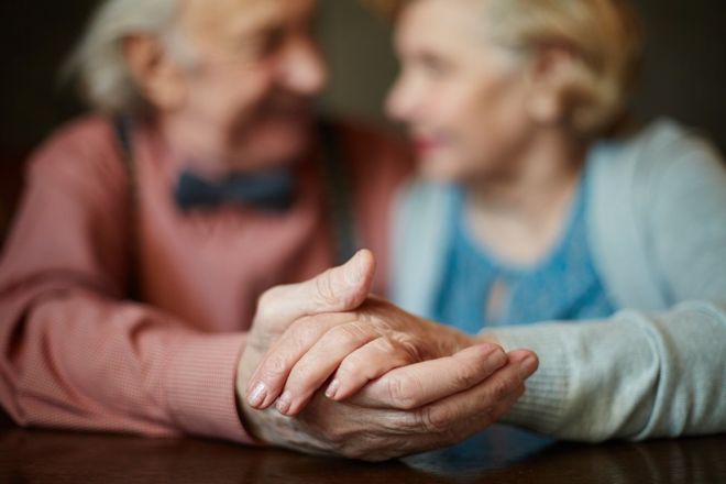 Las 6 claves para el amor duradero de 4 parejas que han estado juntas más de 50 años