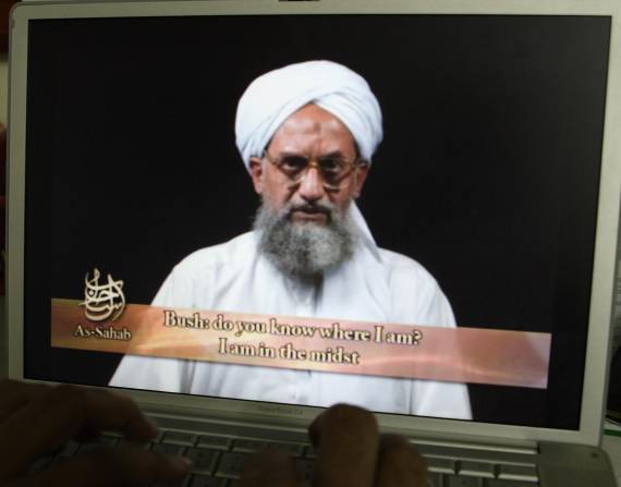 ARCHIVO - En esta toma de la pantalla de una computadora a partir de un DVD preparado por producciones Al Sahab, Ayman al Zawahri, líder de Al Qaeda, habla el 20 de junio de 2006, en Islamabad, Pakistán.