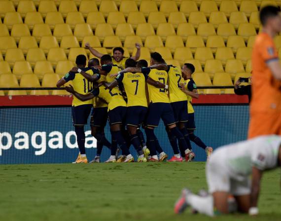 Los futbolistas ecuatorianos celebran uno de los tantos convertidos.