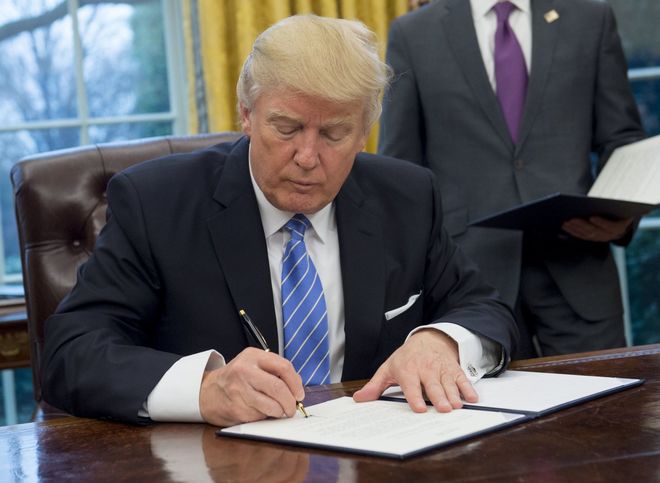 Donald Trump firma decreto que crea el Comando Espacial