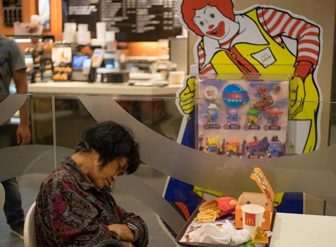 &quot;McRefugiados&quot;: la desolada noche de los indigentes que duermen en un McDonalds en Hong Kong