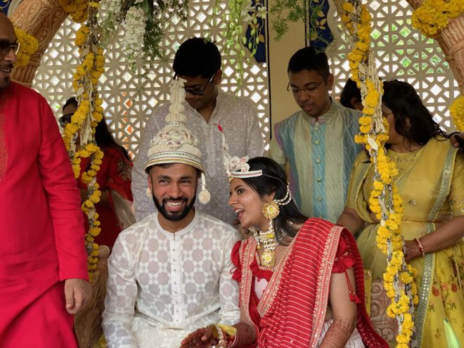 Cómo es una fastuosa boda arreglada en India