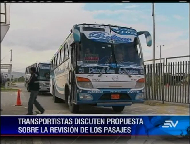 Transportistas reunidos para redactar propuesta de alza de pasajes