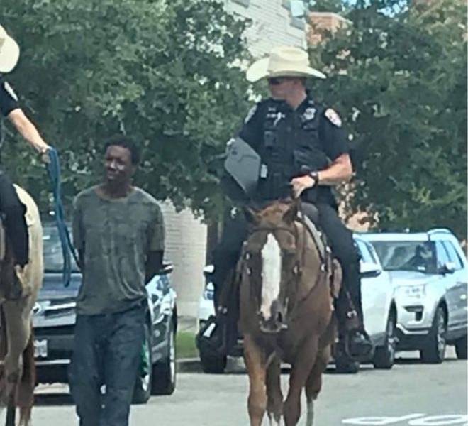 La polémica foto de dos policías a caballo en Texas