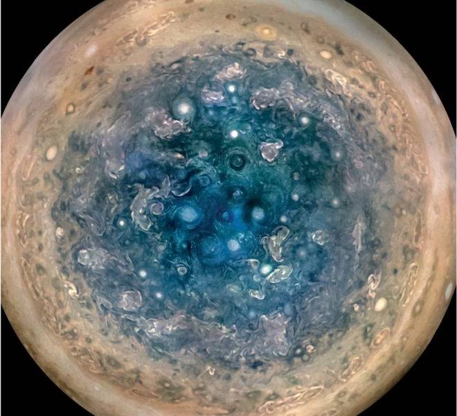 Las imágenes de Júpiter que ponen en duda lo que sabemos de ese planeta