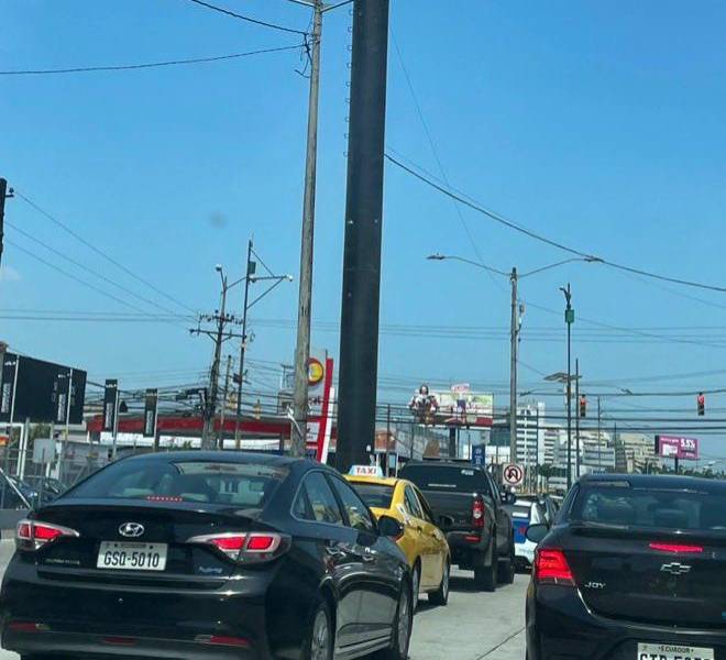 Con una gran valla sobre la avenida Guillermo Pareja Rolando (norte) se anuncia la reapertura del negocio.