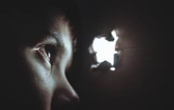 Médicos en India intentan salvar la vista de una niña violada