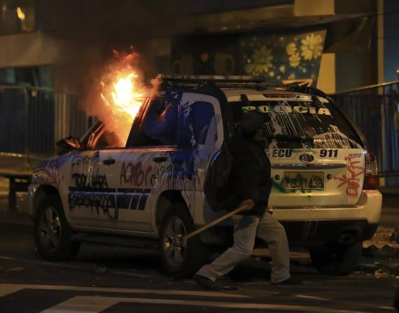 Quito.- Un joven arremetió contra un patrullero durante las protestas contra el Gobierno.