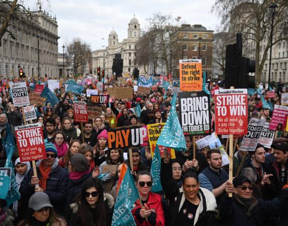 Manifestantes marchan este miércoles en Londres en dirección a Westminster en una jornada de huelga para reclamar mejoras salariales. EFE/EPA/NEIL HALL