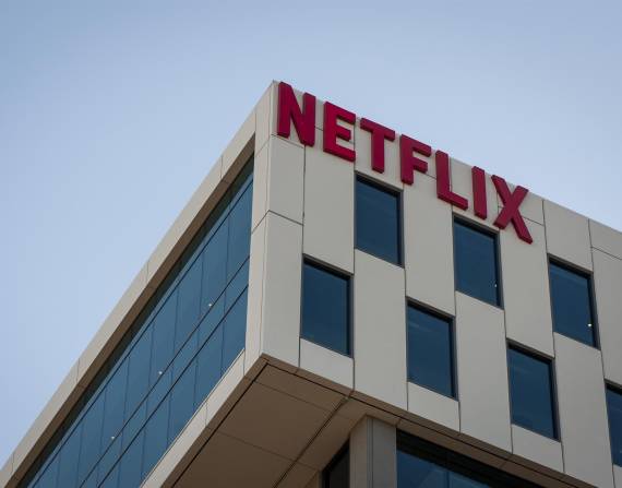 Fotografía de archivo fechada el 18 de octubre de 2019 de el logo de Netflix en uno de los edificios de la compañía en Los Ángeles (EE.UU).