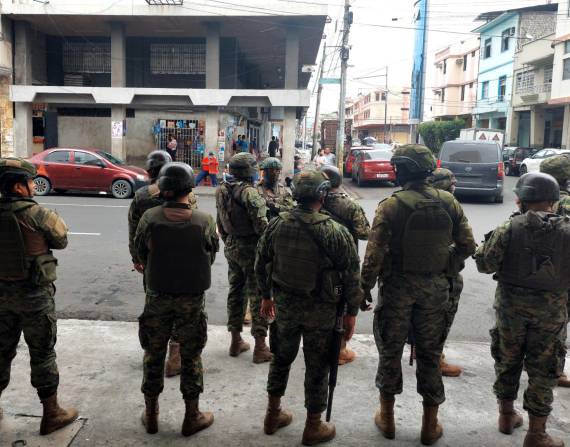 Imagen de archivo de militares recorriendo el centro de Guayaquil.