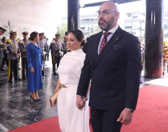 Mario Godoy y su esposa en la ceremonia de posesión de Daniel Noboa en mayo de 2025.