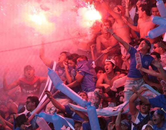 Emelec fue nuevamente sancionado por el ecendido de bengalas.