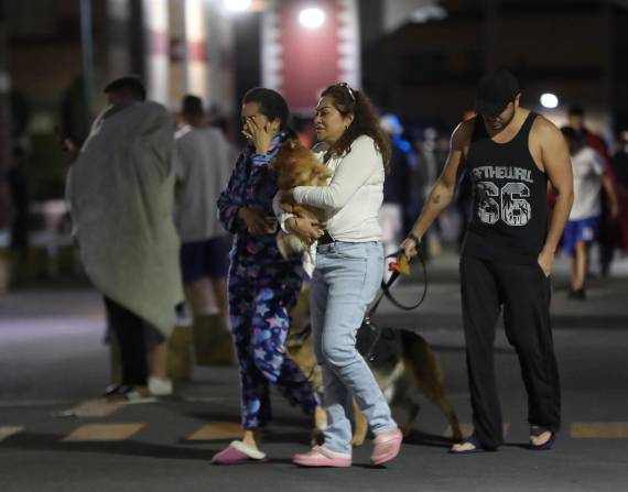 Ciudad de México, México.- Personas salieron a las calles después de registrarse un sismo la madrugada de este jueves.