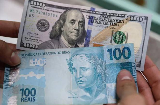 Vista de billetes de dólar y real, en São Paulo (Brasil).