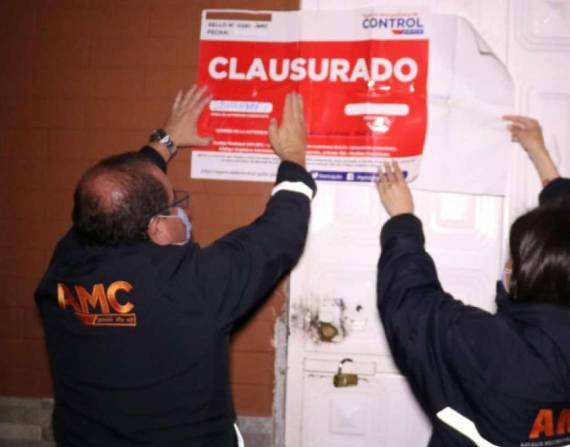 Las autoridades públicas clausuraron sitios en la capital ante las aglomeraciones.