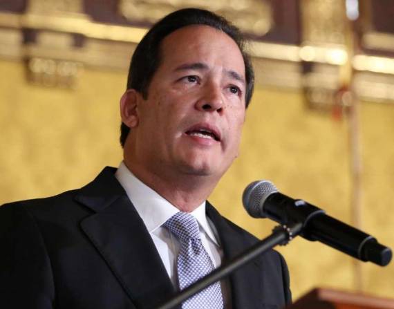 Henry Cucalón asumió Ministerio de Gobierno en medio de crisis política.