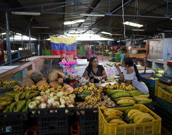 Los vendedores de productos agrícolas esperan a los clientes en un mercado en Caracas, Venezuela, el viernes 1 de octubre de 2021.