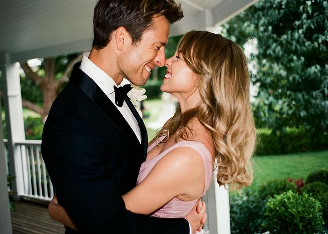 La actriz Syney Sweeney y el actor Glen Powell en la película Con todos menos contigo