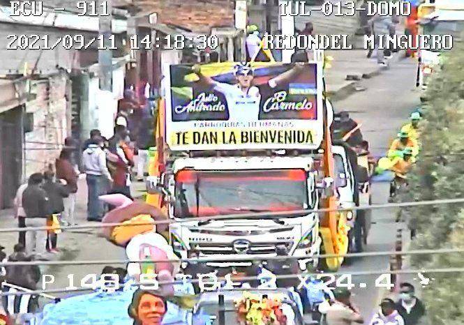 Reciben al campeón olímpico Carapaz con multitudinaria fiesta en Tulcan